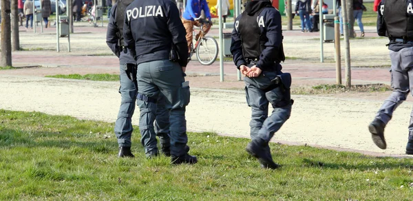 Olasz rendőrség járőröznek a Park keresi a kábítószer-kereskedők — Stock Fotó