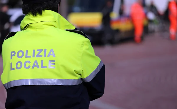 Italiensk polis av lokala polisen kontrollera staden — Stockfoto
