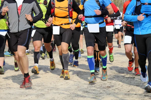 Corredores correr durante a corrida competitiva em evento desportivo — Fotografia de Stock