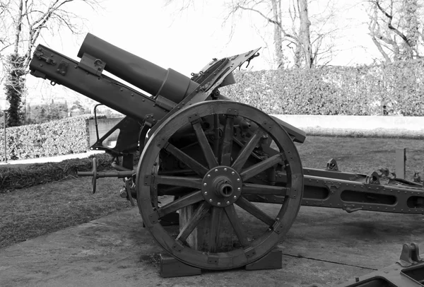 Antigua pistola de la Primera Guerra Mundial en el museo al aire libre —  Fotos de Stock