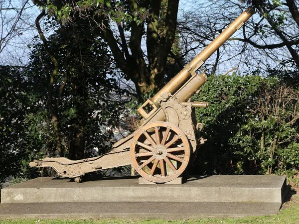 Velha arma da Primeira Guerra Mundial em museu ao ar livre — Fotografia de Stock