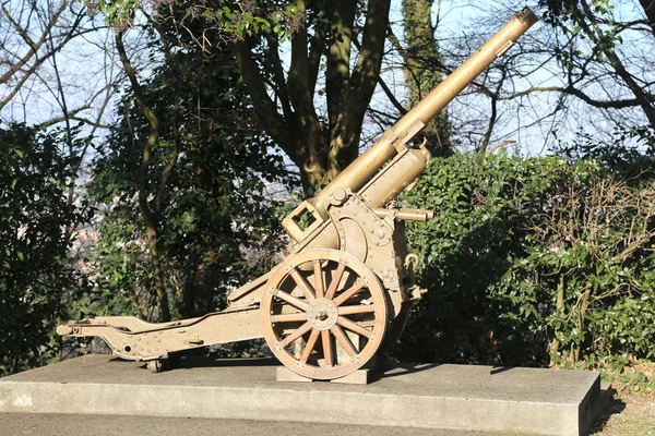 Sehr alte Kanone aus dem Ersten Weltkrieg im Freilichtmuseum in Italien — Stockfoto