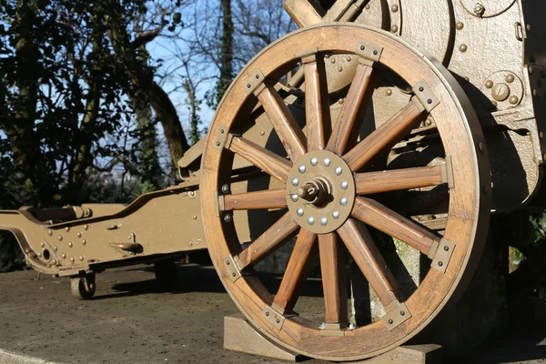 Pistola de roda de madeira da Primeira Guerra Mundial no Museu na Itália — Fotografia de Stock
