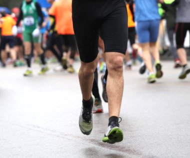 yağmur ile yol yarışı sırasında sporcunun kaslı bacakları