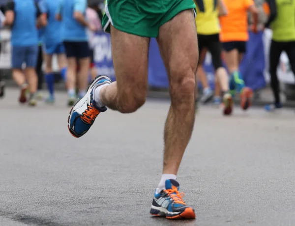 Forti gambe muscolose dell'atleta durante la gara su strada — Foto Stock