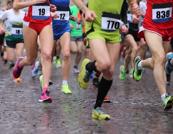 Athlètes courent pendant le marathon pluvieux — Photo