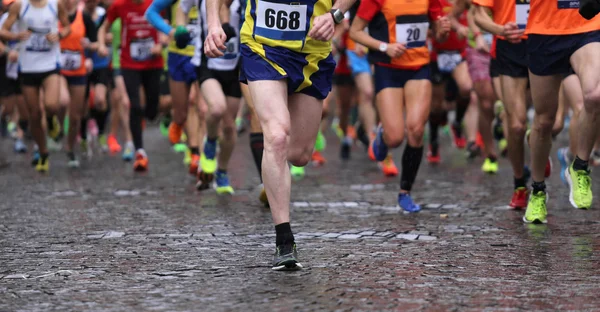 Corredores durante a maratona enquanto está chovendo — Fotografia de Stock