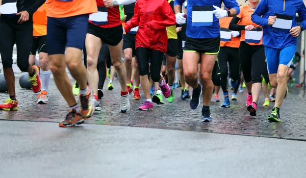 Atletas corre durante a maratona chuvosa — Fotografia de Stock