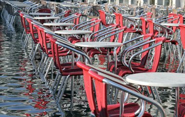 Venedik, sandalye su yüksek gelgit ile