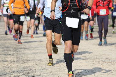 Yetişkin sporcular açık yarışta yolda çalıştırın.