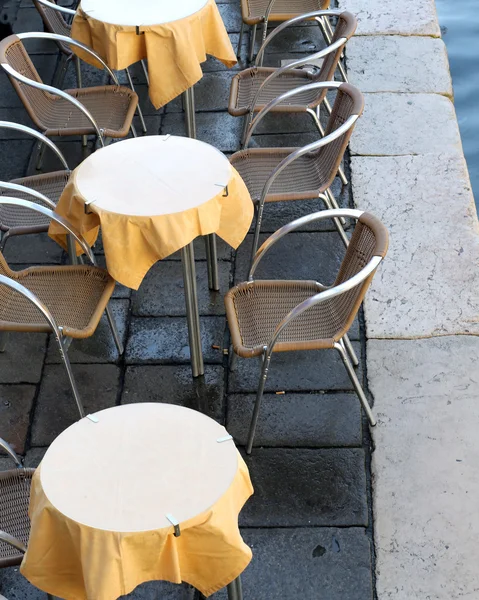 Veneza, cadeiras amarelas e mesa — Fotografia de Stock