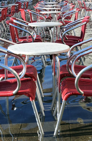 Venedik, yüksek gelgit su ile açık hava kafe sandalye — Stok fotoğraf