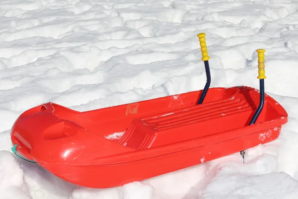 Grote rode bob om te spelen in de sneeuw in de bergen — Stockfoto