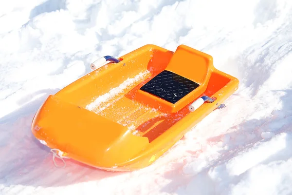 Laranja bob para jogar na neve nas montanhas no inverno — Fotografia de Stock