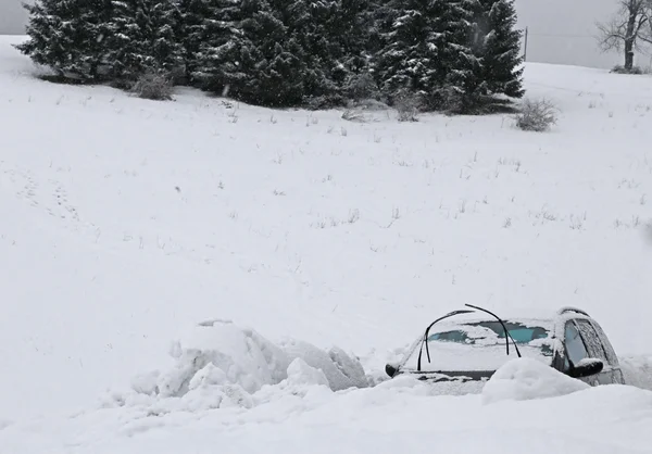 Coches sumergidos en la nieve después de la tormenta de nieve —  Fotos de Stock