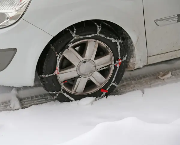 Αυτοκίνητο ελαστικών με αλυσίδες χιονιού το χειμώνα — Φωτογραφία Αρχείου