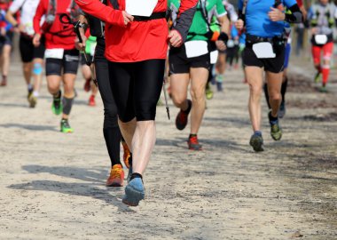 şehirde maraton koşucu