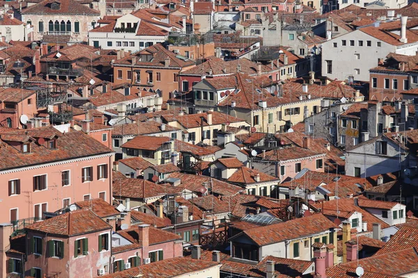 Houses with red-tile roofs and bricks in southern Europe — Stock Photo, Image