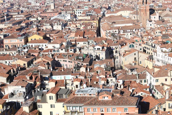 Veneza, muitas casas vistas do campanile di san marco — Fotografia de Stock