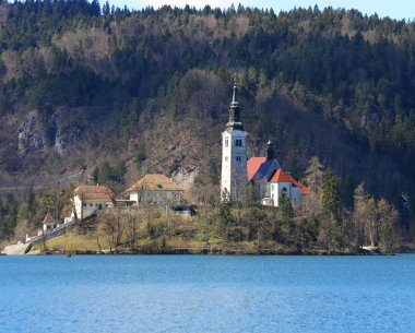 Kilise Slov Lake Bled adada üzerinde yüksek bir çan kulesi ile