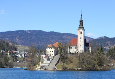 Kilise Slov Lake Bled adada üzerinde yüksek bir çan kulesi ile