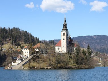 Kilise Slov Lake Bled adada üzerinde yüksek bir çan kulesi ile