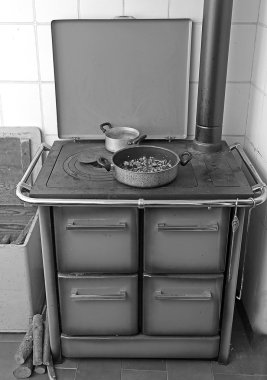 eski m yangın ocakla içinde pişmiş kabak pot yaktı