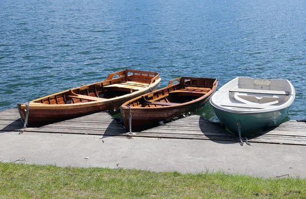 Três barcos a remos atracados na margem do lago — Fotografia de Stock
