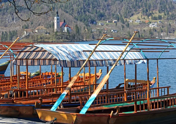 Rowboats moored on the shore of Lake Bled in Slovenia and the Ch — Stock Photo, Image