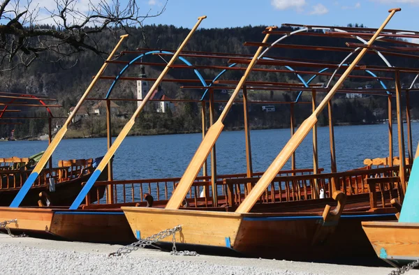 Rowboats moored on the shore of Lake Bled in Slovenia and the Ch — Stock Photo, Image