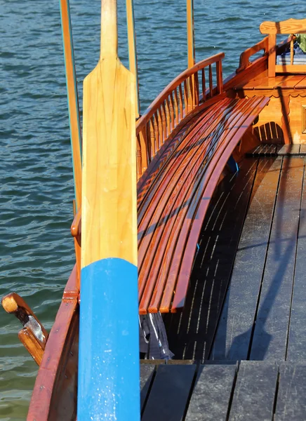 Barca a remi per il trasporto di passeggeri sul lago di Bled in Slovenia in Euro — Foto Stock