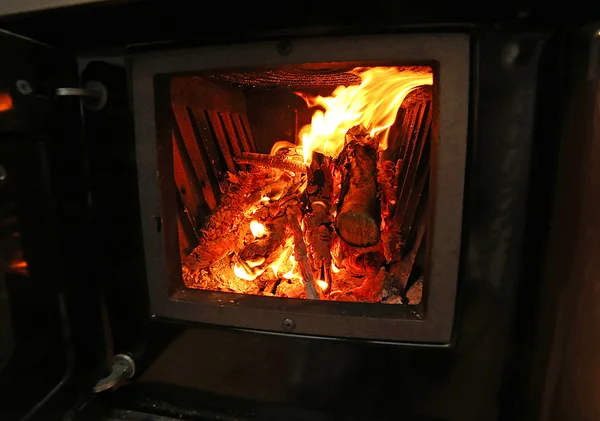 Печь дровяная печь с огнем в старом горном курятнике — стоковое фото
