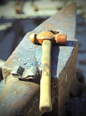 ağır örs ve çekiçle demircinin dükkanda