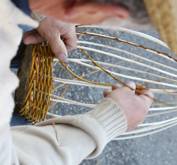 Handwerker reicht beim Basteln einen Weidenkorb — Stockfoto