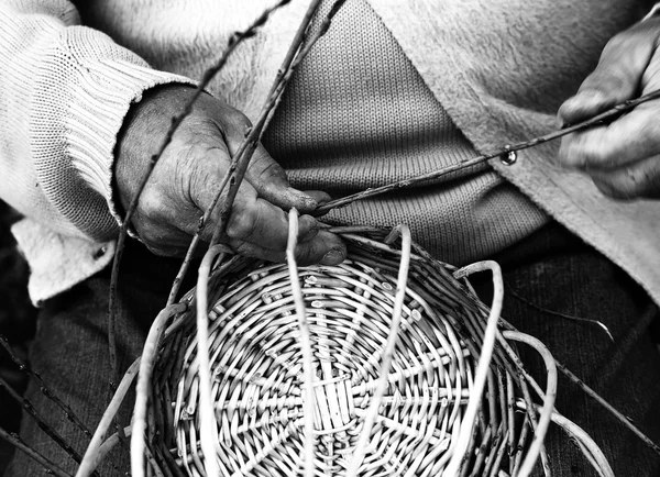Fleißige Hände älterer Handwerker schaffen einen Weidenkorb — Stockfoto