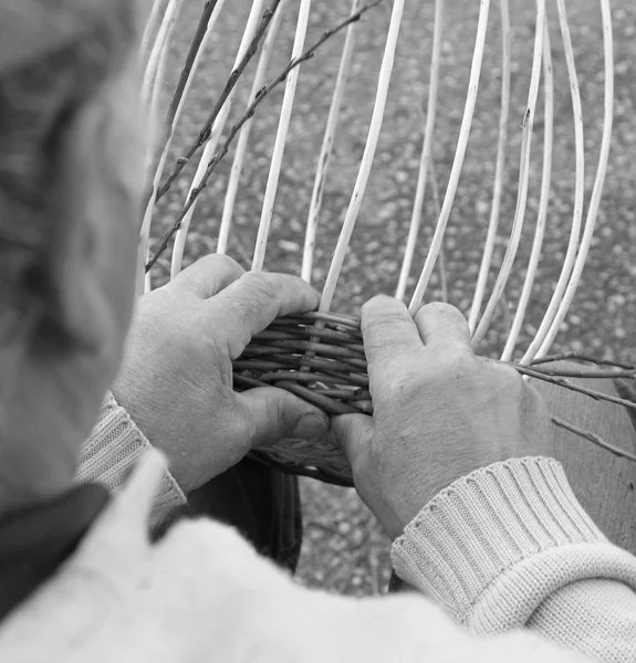 Senior expert craftsman creates a wicker basket — Stock Photo, Image