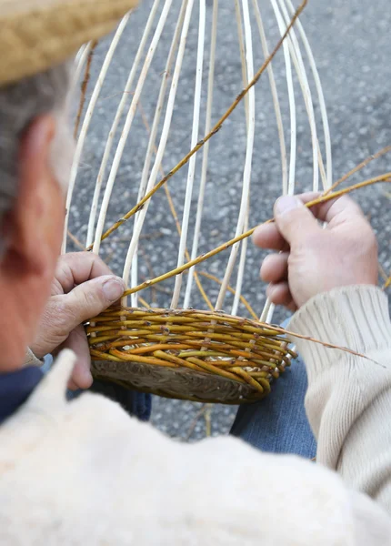 Artesano experto superior crea una cesta de mimbre — Foto de Stock