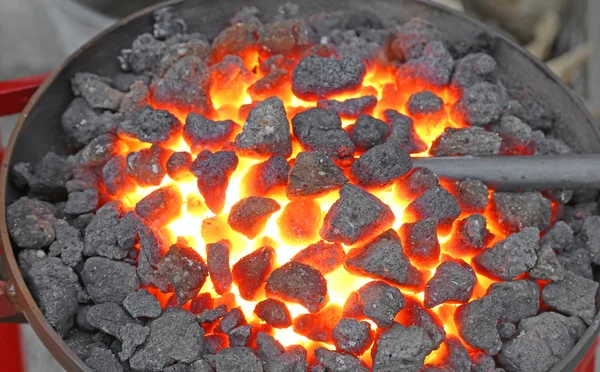 Horké železo ingot pracuje v dílně kováře — Stock fotografie