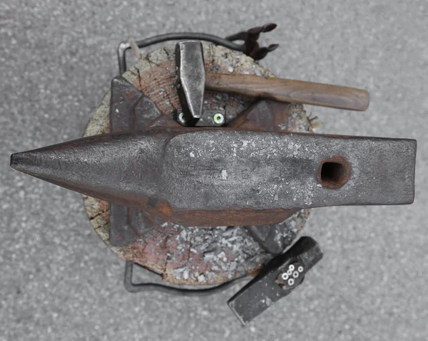 Anvil heavy and sturdy hammer in the workshop of the blacksmith — Stock Photo, Image