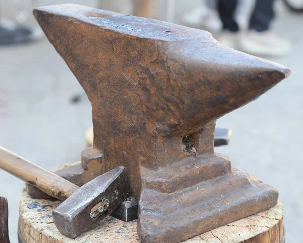 Heavy ANVIL and sturdy HAMMER — Stock Photo, Image