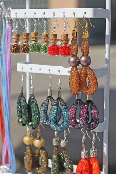 Bunte handgefertigte Ohrringe zum Verkauf auf dem Flohmarkt — Stockfoto