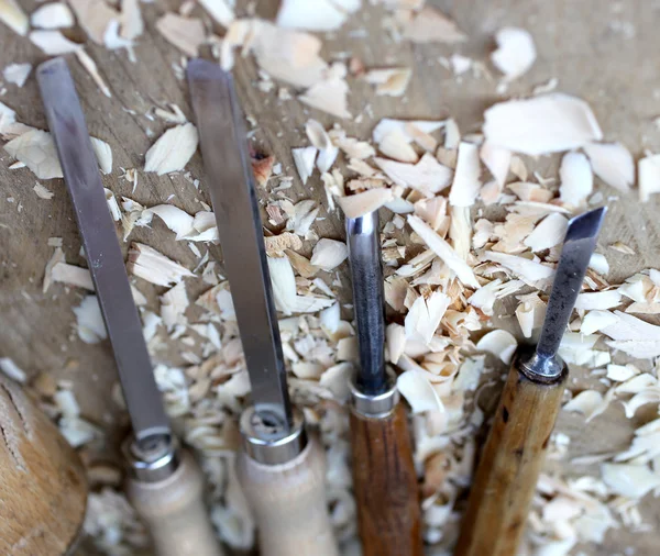 Scalpelli taglienti con trucioli di legno dopo la lavorazione — Foto Stock