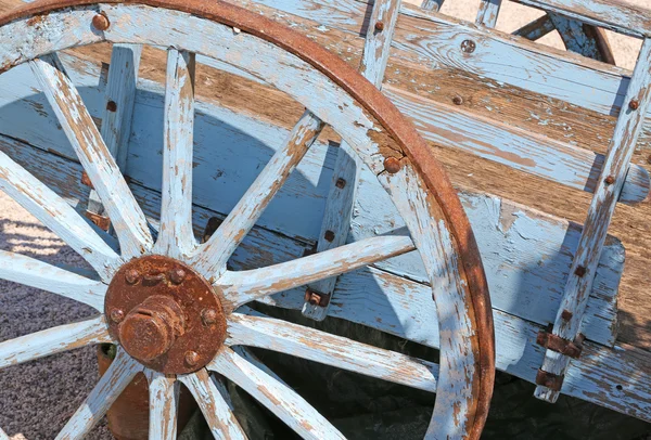 Roda de vagão para o transporte de feno no campo — Fotografia de Stock