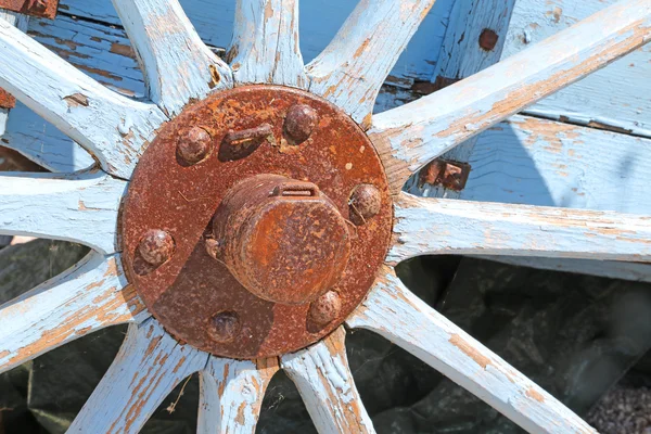 Oude wagen-wiel van hout met roestig hub — Stockfoto