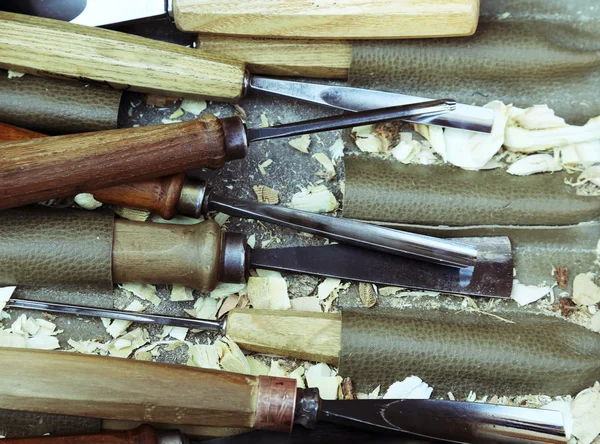 Carving tools, wood in joiner's workshop — Stock Photo, Image