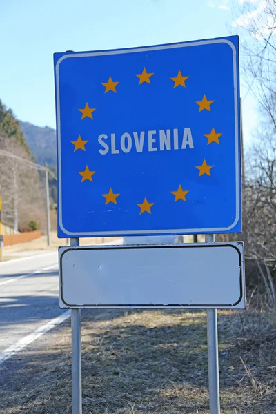 Sinal azul na zona fronteiriça entre a slovenia e outro país — Fotografia de Stock