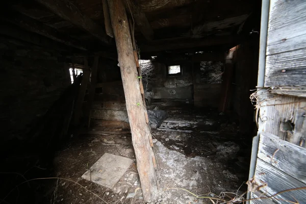 Casa en ruinas con peligro de colapso y una vieja escalera de madera —  Fotos de Stock