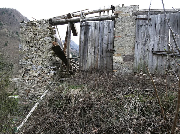 Zabytkowy dom w gruzach z dachu zniszczone w górach — Zdjęcie stockowe