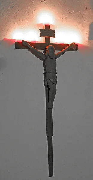 Crucificado com velas durante a cerimônia religiosa cristã — Fotografia de Stock