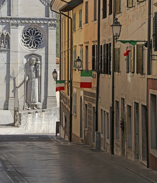 Straat van de stad van Gemona in Noord Italië met Italiaanse vlaggen — Stockfoto